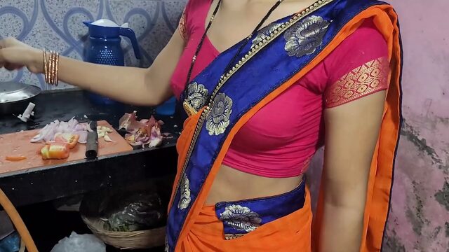 Desi bhabhi kitchen me khana bana rahi thi tabhi devar ne piche le bhabhi ki