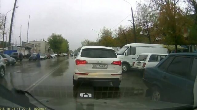 Лгунишка-понторез на AudiQ5 В007АЕ61 создает помехи движению (R - мат)