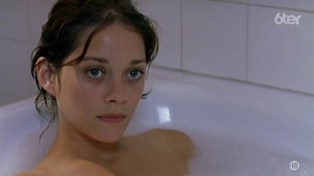 Марион Котийяр (Marion Cotillard) голая голая в сериале «Помутнение разума» (2001)