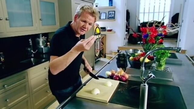 Как резать лук от Гордона Рамзи (How to cut a onion from Gordon Ramsay)