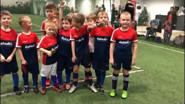 Никита Бояркин - MVP матча 6-7 лет - с командой о выигранном матче