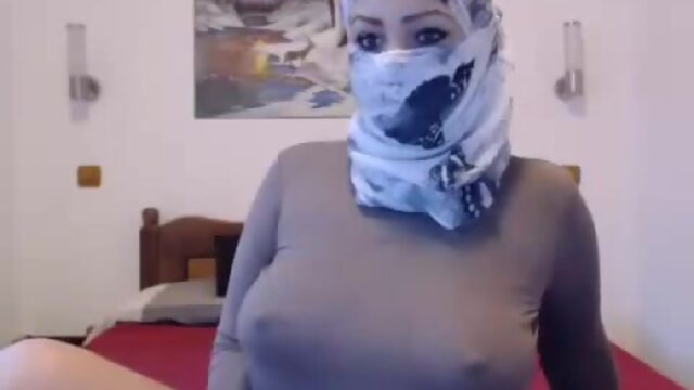 Арабская женщина играет своей грудь и мастурбирует/ Arab woman playing his breasts and masturbating